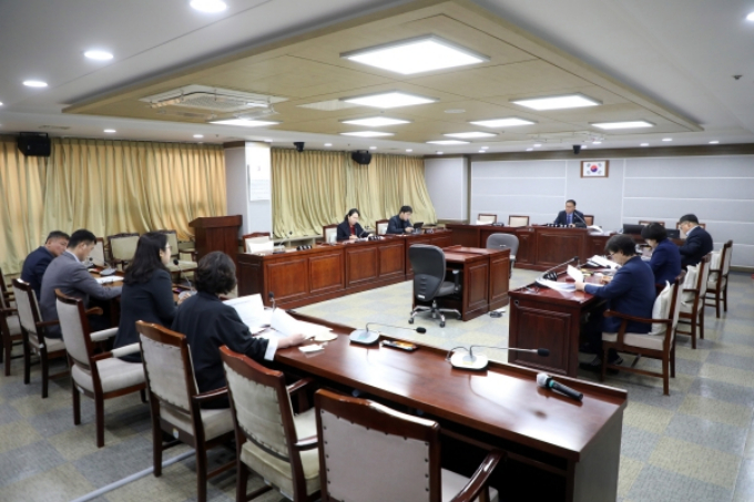 수원특례시의회 환경안전위원회 채명기 위원장(정면 맞은편)을 비롯해 이대선 부위원장, 국미순 의원, 김경례 의원, 박현수 의원, 이재선 의원과 연구용역 수행기관인 수원시정연구원 연구진, 수원시 청소자원과 담당 공무원 등 10여 명이 참석한 가운데 지난 10일 청소자원과의 제안으로 ‘생활폐기물 대행구역 및 계약방식 개선 연구용역 최종보고회’를 열고 있다. /사진제공=수원특례시의회