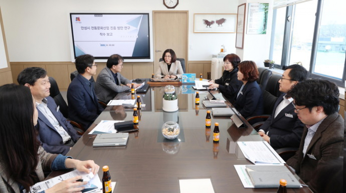 김보라 안성시장이 '안성시 전통문화산업 진흥 방안 연구용역' 착수보고회에서 발언하고 있다. /사진제공=안성시