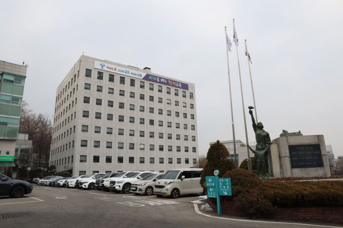 전국교직원노동조합이 서울 목동 지역 교사 폭행 사건은 심각한 교권 침해 상황이라며 교육당국에 재발 방지 대책을 요구했다. 사진은 서울 종로구 서울시교육청 본청의 모습 /사진제공=서울시교육청