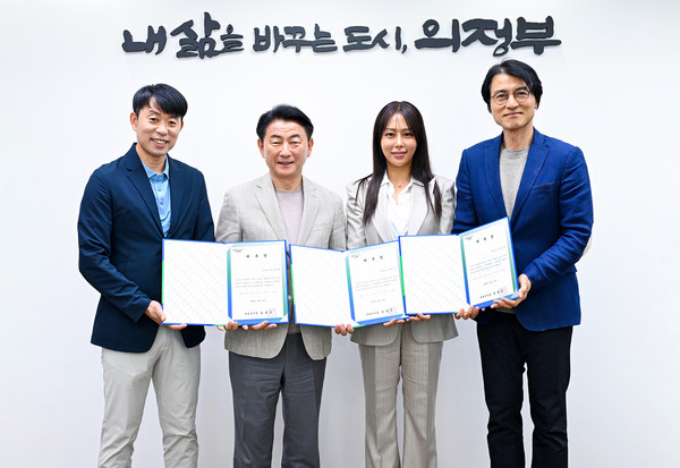 김동근 의정부시장(왼쪽서 2번째)이 지난 10일 시청에서 시청 빙상팀 감독 제갈성렬(맨 왼쪽), 배우 정의갑(맨 오른쪽), 트로트 가수 박혜신 씨(오른쪽서 2번째)를 홍보대사로 위촉하고 위촉장을 들고 사진촬영을 하고 있다. / 사진제공=의정부시