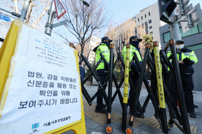 서부지법 폭동 당시 언론사 취재진을 폭행한 혐의로 기소된 30대 남성이 자신의 혐의를 인정하며 사과를 전했다. 사진은 서부지법 폭동 사태 이후 법원 직원 외 통행·출입이 통제되는 모습. /사진=뉴스1