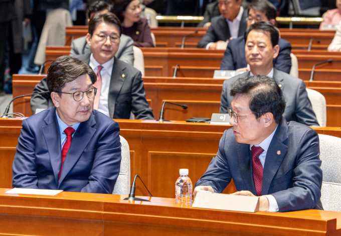 권성동 국민의힘 원내대표(왼쪽)와 박형수 원내수석부대표(오른쪽)가 4일 오후 서울 여의도 국회에서 열린 의원총회에서 대화를 하고 있다./사진제공=뉴스1