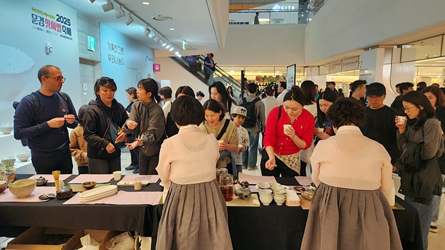 문경시가 코엑스몰에서 문경찻사발축제와 문경 관광홍보 행사를 진행 중인 모습./사진제공=경북 문경시