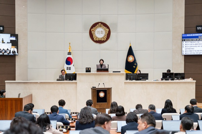 유진선 용인특례시의회 의장이 14일 본회의장에서 제292회 임시회 제2차 본회의를 열고 있다. /사진제공=용인특례시의회 