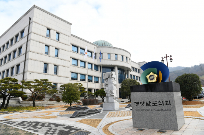 경남도 의장단 선거를 앞두고 동료 의원들에게 장어, 돼지고기 선물세트를 보낸 의장과 부의장이 정치자금법 위반 혐의로 검찰에 기소됐다./사진=경남도의회