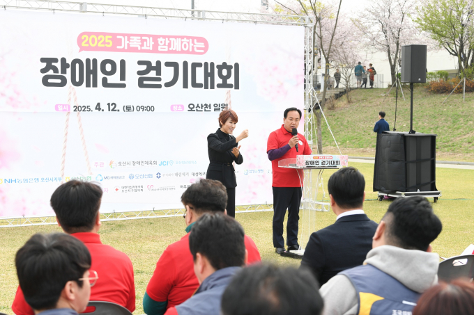 이권재 오산시장이 지난 12일 오산천 일원에서 '2025년 가족과 함께하는 장애인 걷기대회'에 앞서 인사말을 하고 있다. /사진제공=성남시