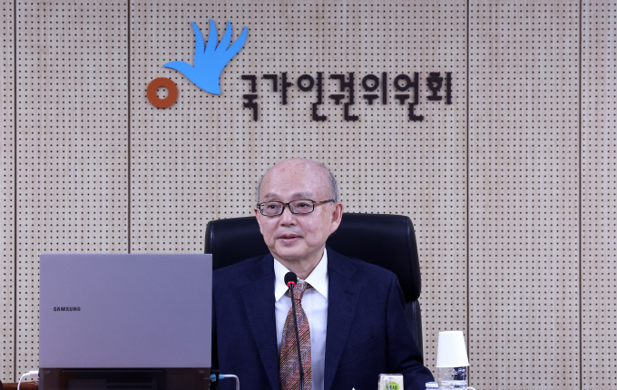 국가인권위원회(인권위)가 지방자치단체의 '국제결혼 지원 조례'에 근거 해 결혼 비용 지원 사업 폐지 결정에 환영의 메시지를 전했다. 사진은 지난달 24일 안창호 국가인권위원장이 서울 중구 국가인권위원회에서 열린 제7차 전원위원회를 주재한 모습./사진=뉴스1