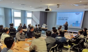 DL이앤씨가 서울 종로구 돈의문 디타워 본사에서 지역사무소 고객서비스(CS) 관리자를 대상으로 전문 CS 교육을 실시했다. /사진 제공=DL이앤씨