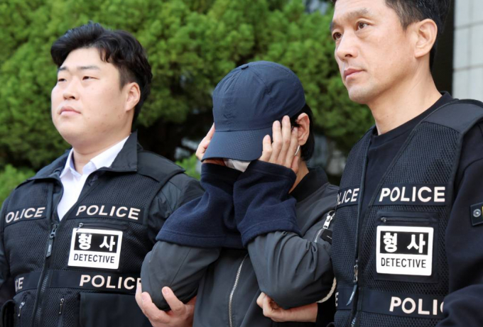 강서구 한 오피스텔에서 30대 여성을 살해한 40대 남성이 1심에서 징역 20년형을 선고받았다. 사진은 지난 10일 오후 서울 양천구 서울남부지방법원에서 구속 전 피의자 심문(영장실질심사)을 마치고 이동한 강서구 오피스텔 살인 피의자 A씨. /사진=뉴스1