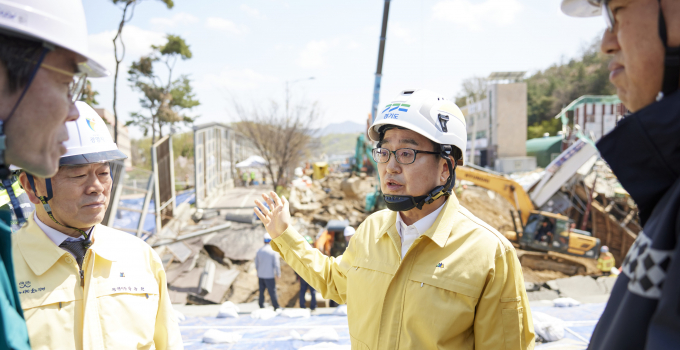 김동연 경기도지사(가운데)가 15일 광명시 신안안선 붕괴사고 현장을 방문 실종자 구조 상황을 점검하고 있다.  /사진제공=경기도