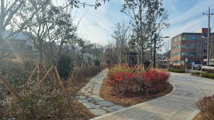 김해시가 내년까지 도시 바람길숲 12곳을 조성하기로 했다. 사진은 진영 폐선부지 1단계 연결숲 모습./사진=김해시