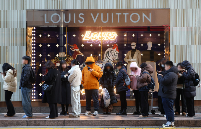 루이비통, 디올 등이 지니고 있는 글로벌 명품 그룹 LVMH 올해 1분기 매출이 전년 동기 대비 3% 떨어졌다. 사진은 지난 1월2일 서울 시내 한  백화점을 찾은 시민들이 개점을 기다리는 모습. /사진=뉴시스