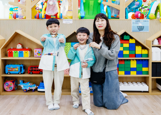 칠곡군 석적읍에 거주하는 이혜선(40)씨가 아들들과 함께 칠곡군 아이누리장난감도서관을 방문해 폐건전지를 전달한 뒤 기념촬영을 하고 있다/사진제공=칠곡군