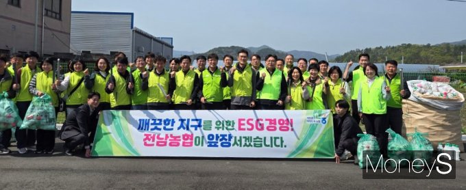 16일 보급형 스마트팜 농가 일손돕기에 참여한 농협전남본부 관계자들이 기념촬영을 하고 있다/사진=농협전남본부 제공.