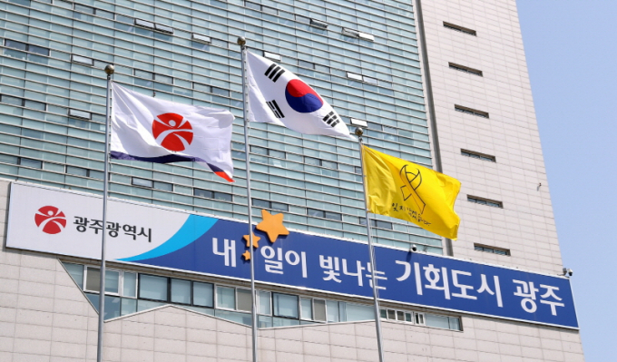 광주광역시 청사에 게양된 세월호 추모 깃발./사진=광주시 
