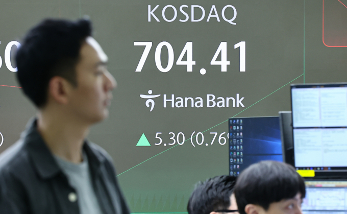 17일 코스피가 기관 매수로 강보합세를 보인다. 사진은 오전 서울 중구 하나은행 본점 딜링룸 전광판. /사진=뉴스1