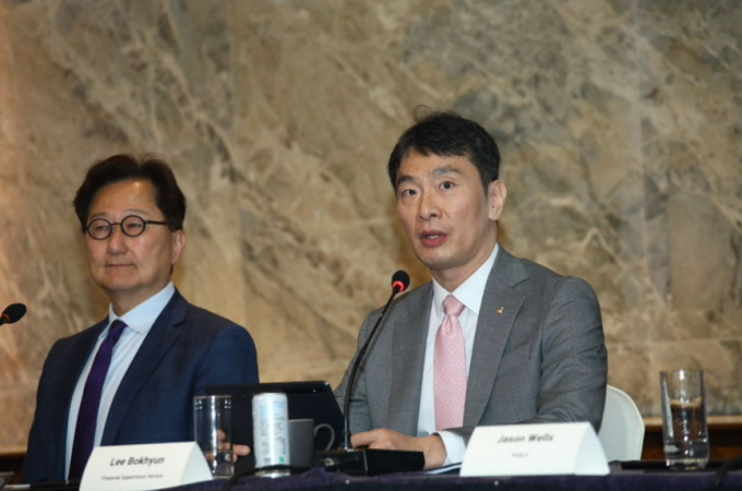 사진은 지난 15일 회동한 우 칭 중국 증권감독관리위원회 주석(왼쪽)과 이복현 금융감독원장. /사진=금융감독원 제공 