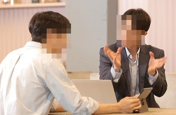 회사 동료의 스킨십이 불편하다는 남성의 사연이 전해졌다. 사진은 기사와 직접적인 관련 없는 삽화. /삽화=이미지투데이