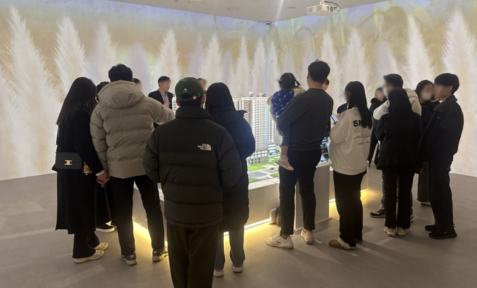DL이앤씨가 공급하는 e편한세상 동대구역 센텀스퀘어가 초역세권 프리미엄 단지로 주목받고 있다. 사진은 e편한세상 동대구역 센텀스퀘어 견본주택 방문객들의 모습. /사진=DL이앤씨