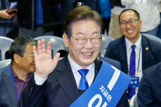 이재명 더불어민주당 대선 경선 후보가 21일  서울 여의도 금융투자협회를 찾아 증권사 리서치센터장들과 간담회를 열고 국내 주식시장 활성화 방안을 논의한다. 사진은 이재명 더불어민주당 대선 경선 후보가 지난 20일 오후 경남 울산전시컨벤션센터에서 열린 영남권 합동연설회에서 대의원·권리당원의 온라인·ARS 투표 결과 투표수 7만3255표 중 6만6526표(득표율 90.81%)로 1위를 차지한 후 인사하는 모습. /사진=뉴스1