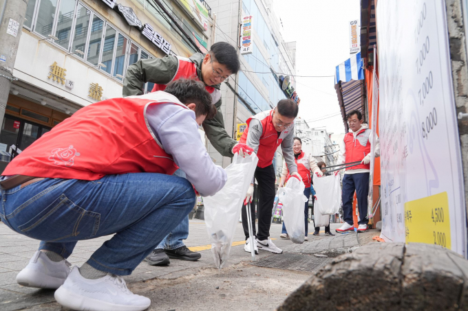 부산은행 임직원들이 남구 경성대 주변 상권에서 플로깅활동을 하고 있다./사진=부산은행