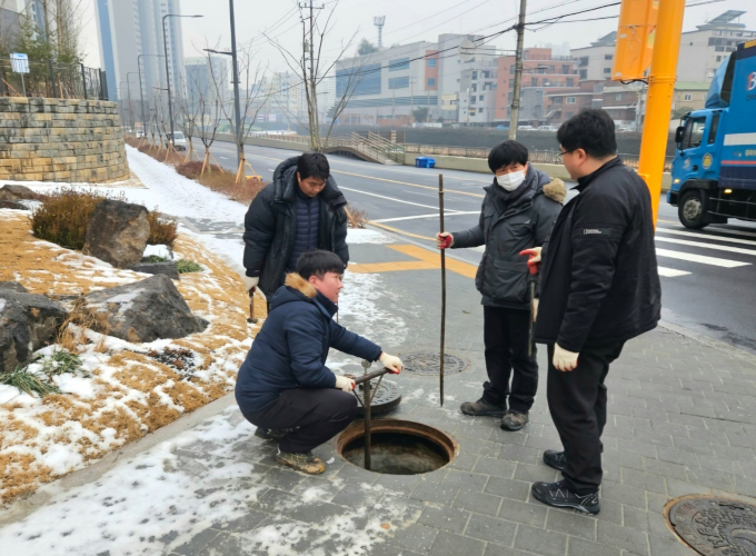 상수도관망 밸브를 점검하고 있는 모습. /사진제공=광명시