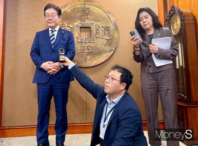 이재명 더불어민주당 대선 예비후보가 21일 "코리아 디스카운트를 해소하고 코스피 5000 시대를 열겠다"고 선언하며 자본시장 투명성 제고와 기업지배구조 개선을 골자로 한 종합 증시 개혁 공약을 발표했다. 사진은 이 후보가 간담회를 마친 후 브리핑에 참여하는 모습. /사진=김성아 기자