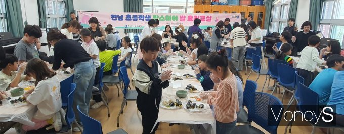 농협전남본부와 전남도교육청이 마련한 '전남초등학생 쌀 요리 체험교실'에 참여한 곡성오산초등학생들이 쌀로 만든 음식을 만들어보고 있다/사진=농협전남본부 제공.