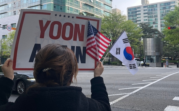 윤석열 전 대통령의 두 번째 형사재판이 열린 가운데 법원과 사저 앞에 모인 지지자들이 응원의 목소리를 높였다. 사진은 21일 오전 윤석열 전 대통령 사저 입구에서 지지자들이 응원하는 모습. /사진=뉴스1