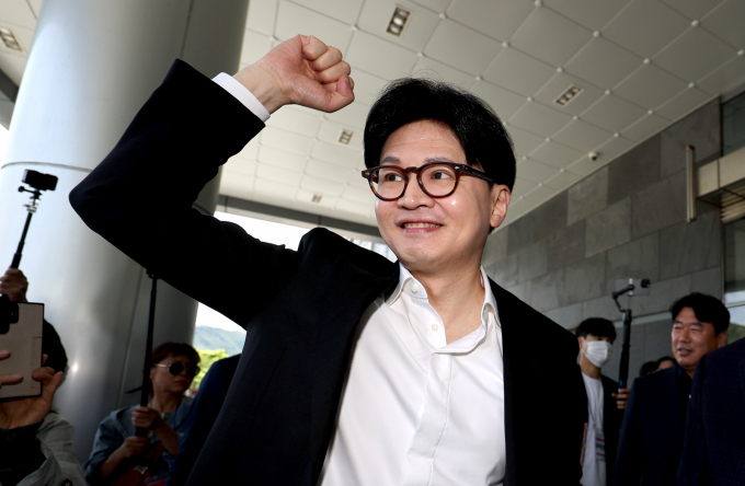 한동훈 제21대 대통령 선거 국민의힘 경선 후보가 21일 경북 경주시 경주화백컨벤션센터(하이코·HICO)에서 열린 2025 아시아태평양경제협력체(APEC) 정상회의 준비상황에 참석하며 지지자들에게 인사하고 있다. /사진=뉴시스 