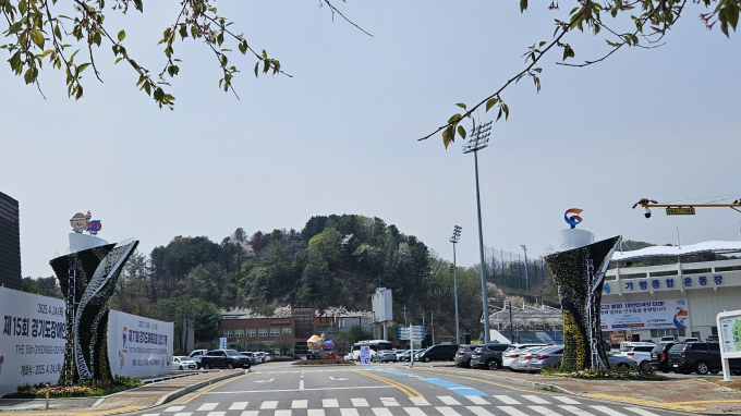 가평군종합운동장 입구에 설치된 대형 꽃홍보탑 모습. /사진제공=가평군