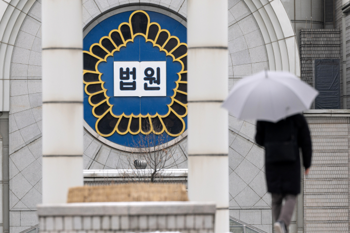 법원이 부산 한 모텔에서 다른 투숙객과 싸운 후 객실에 불을 지른 50대 남성에게 징역 3년을 선고했다. 사진은 법원 로고. /사진=뉴스1 