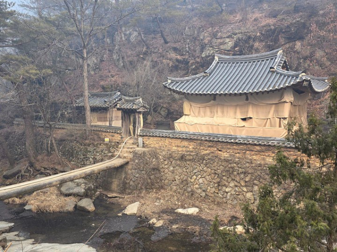 안동 만휴정이 방염포로 둘러쌓여 있다. /뉴시스