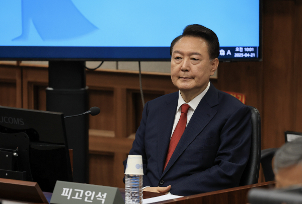 윤석열 전 대통령이 자신의 내란 우두머리 혐의 형사 재판에 출석해서 눈을 감고 증인신문을 들었다. 사진은 윤 전 대통령이 21일 서울 서초구 서울중앙지법 417호 법정에 앉아 있는 모습. /사진=뉴시스