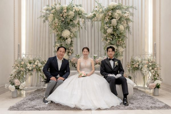 이권재 오산시장(왼쪽)이 'SOLO(솔로)만 오산’ 참가자 중 1호 부부와 사진 촬영을 하고 있다. /사진제공=오산시