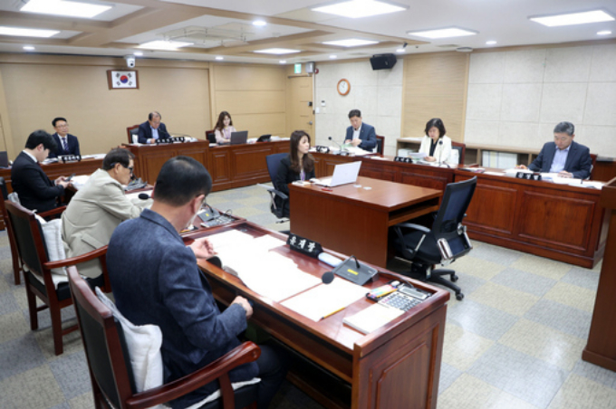 수원특례시의회 도시미래위원회 위원들이 21일 안건을 심의하고 있다. / 사진제공=수원특례시의회 