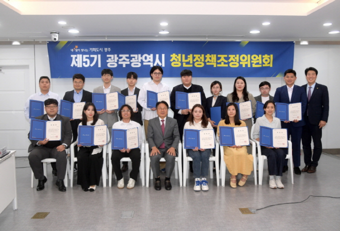 강기정 광주광역시장이 21일 오후 시청 소회의실에서 제5기 청년정책조정위원회 회의에 참석해 신규위원에게 위촉장을 수여한 후 참석위원들과 함께 기념촬영을 하고 있다./사진=광주시