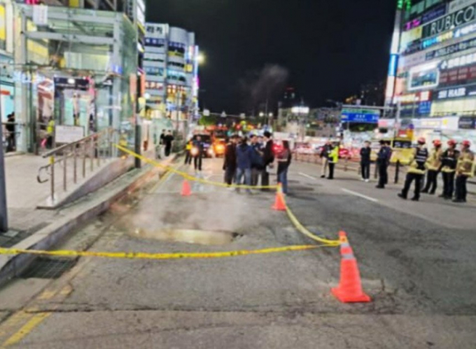 지난 21일 오후 6시59분쯤 경기 용인시 수지구 풍덕천동 수지구청역 인근 도로에서 땅 꺼짐 현상이 발생했다. /사진=뉴스1(경기소방재난본부 제공) 