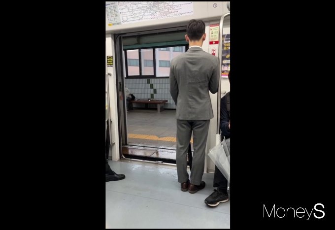 서울 지하철 1호선 열차 운행이 한때 지연돼 승객들 일부가 출근길에 불편을 겪었다. 사진은 22일 오전 7시 대방역에서 멈춰선 지하철 1호선 열차. /사진=강지원 기자