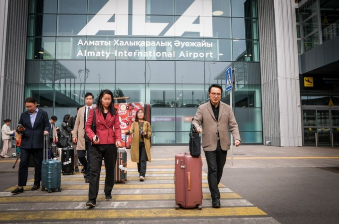임태희 경기도교육감(오른쪽) 카자흐스탄 알마티 공항 도착 모습. /사진제공=경기도교육청