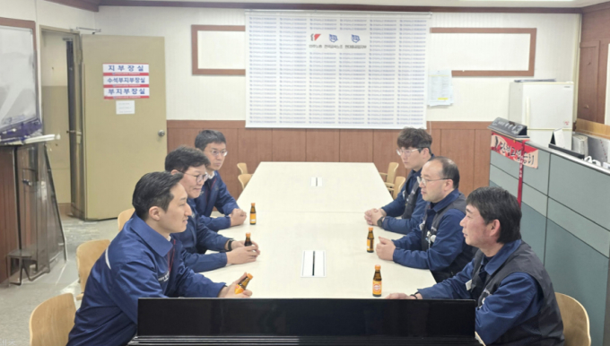 정기선 HD현대 수석부회장이 노동조합 집행부를 만난 사실이 뒤늦게 알려졌다. 지난 15일 정 수석부회장(왼쪽 맨 앞)이 노동조합 사무실을 방문해 백호선 지부장(오른쪽 맨앞)을 만나 대화하고 있다. /사진=HD현대중공업 노동조합