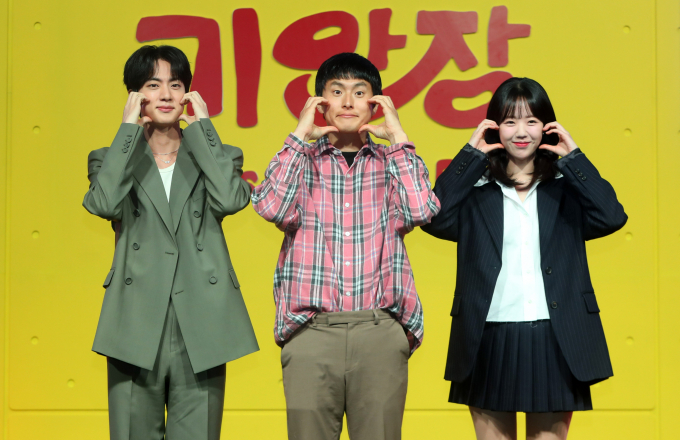 넷플릭스 과거 일본해, 파오차이 표기와 달리 예능 프로그램 '대환장 기안장'에선 독도를 정확히 표기했다. 사진은 (왼쪽부터) 방탄소년단(BTS) 진, 웹툰작가 기안84, 배우 지예은이 지난 15일 서울 종로구 JW매리어트 동대문에서 열린 넷플릭스 새 예능 시리즈 '대환장 기안장' 기자간담회에서 포즈를 취한 모습. /사진=뉴시스