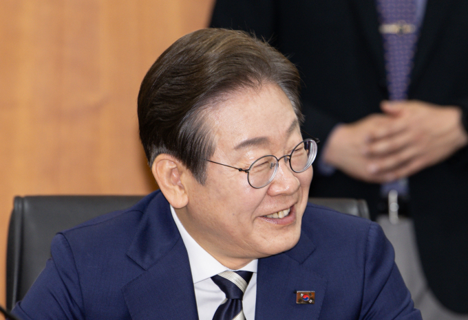 그린케미칼 주가가 이재명 더불어민주당 경선 후보 관련 기대감으로 상승세다. 사진은 미소 짓는 이 후보./사진=뉴스1