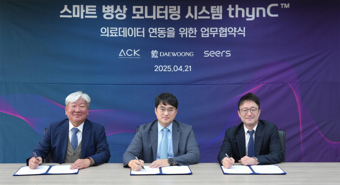 대웅제약이 ACK와 손잡고 원내 디지털 전환을 본격화한다. 조선주 ACK 대표(왼쪽부터), 이창재 대웅제약 대표, 이영신 씨어스테크놀로지 대표가 업무협약을 체결하고 있다. /사진=대웅제약 
