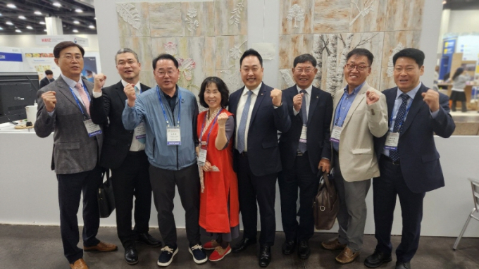 '제23회 한인비즈니스대회' 참가한 김종훈 전북도 경제부지사(왼쪽 세번째)와 전북 경제인 등이 기념촬영을 하고 있다/사진=전북도
