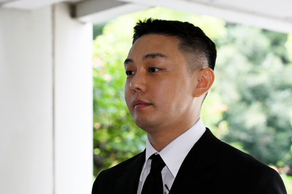 마약 상습 투약 혐의를 받고 있는 배우 유아인이 영화 '승부'로 남자배우상 후보에 올랐다. 사진은 프로포폴 상습 투약 혐의로 기소된 배우 유아인(본명 엄홍식)이 서울중앙지방법원에서 열린 1심 선고 공판에 출석하는 모습. /사진=뉴스1