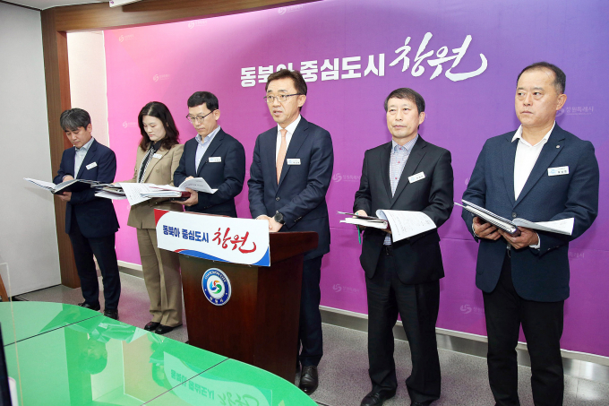 박성옥 시 도시정책국장(좌측에서 세번째) 등 관계자들이 22일 시청에서 정례브리핑을 하고 있다./사진=창원시