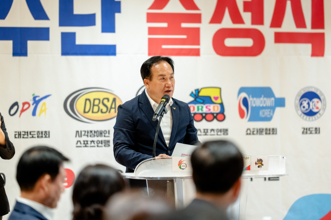 이권재 오산시장애인체육회 회장이 지난 19일 오색문화체육센터에서 대표선수단 출정식에서 인사말을 하고 있다. /사진제공=오산시
