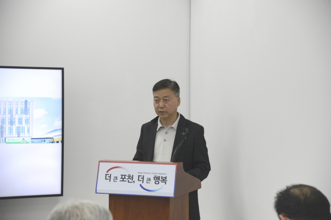 강효진 포천시 자치행정국장이 22일 시청 기자브리핑룸에서 정례 브리핑을 하고 있다. /사진제공=포천시