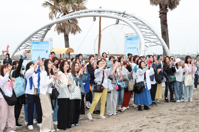 22일 제주도 오사카 관광홍보사무소가  일본 오사카-제주 직항노선 항공권을 구매한 12세 이상 관광객에게 1만 엔 상당의 여권 발급 비용을 지원한다고 밝혔다. 사진은 제주 이호테우해변 플로깅 행사에 참여한 일본 관광객들 /사진=한국관광공사 제공